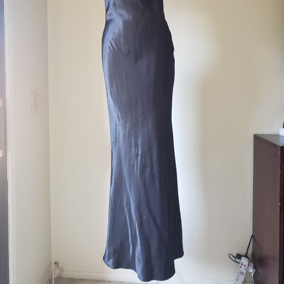 Gorgeous Black Evening/Prom Gown With Tie Back - Picture 3 of 15
